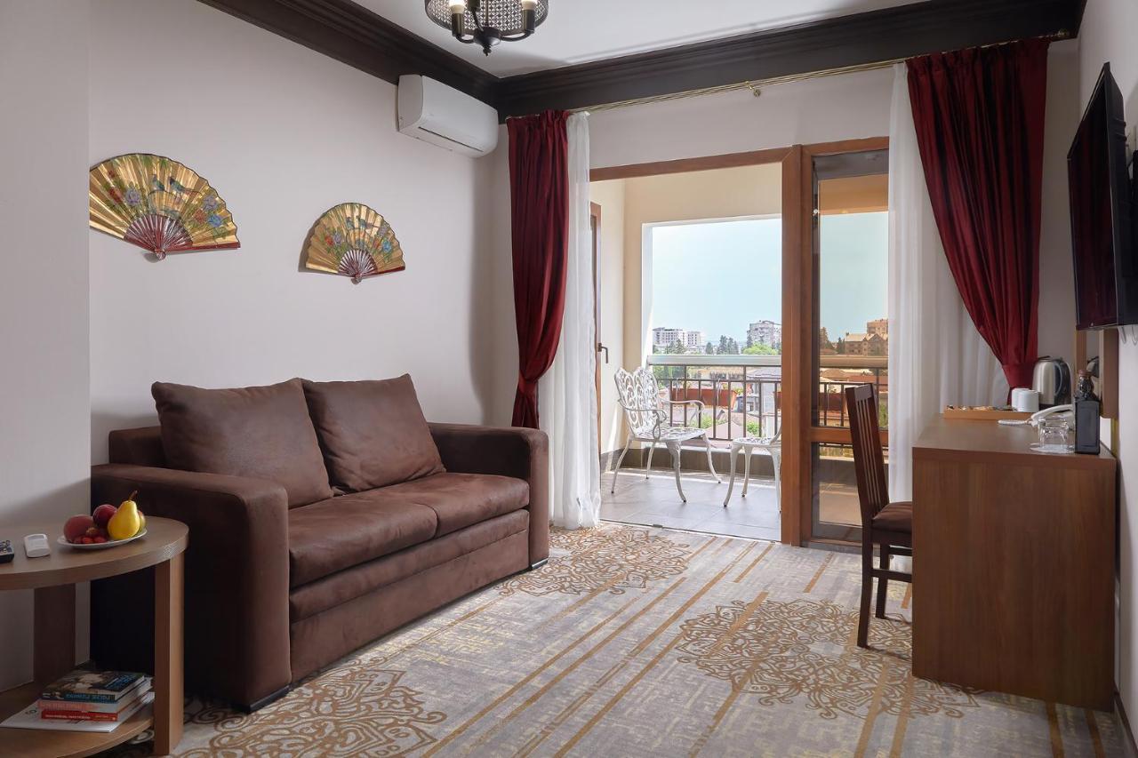 Garuda Boutique Hotel スフミ エクステリア 写真